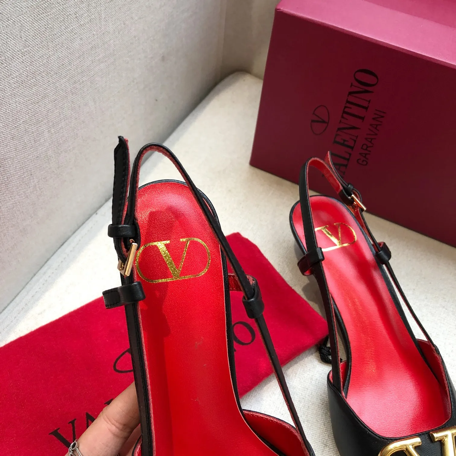 👟👟Ex-factory price 520👟👟 🆕Valentino. Valentino big v buckle shoes ㊙️Latest series in the counter, authentic version, perfect details It does not grind or tire your feet. It is a walking artifact. The last shape is completely compared to the counters. The details are perfect. Without the original version, it cannot be made so exquisite. Exclusive molded brass color. The highest version on the market. Fabric: imported sheepskin, lining and foot pads are all sheepskin. Color: 6 colors optional. Number of yards (34 to 41) 42 customized, non-refundable and non-exchangeable. Heel height: 4CM